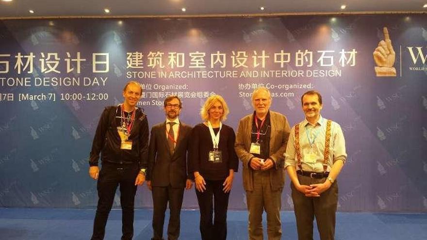 Mauro Lomba (segundo por la izquierda), en China. // FdV
