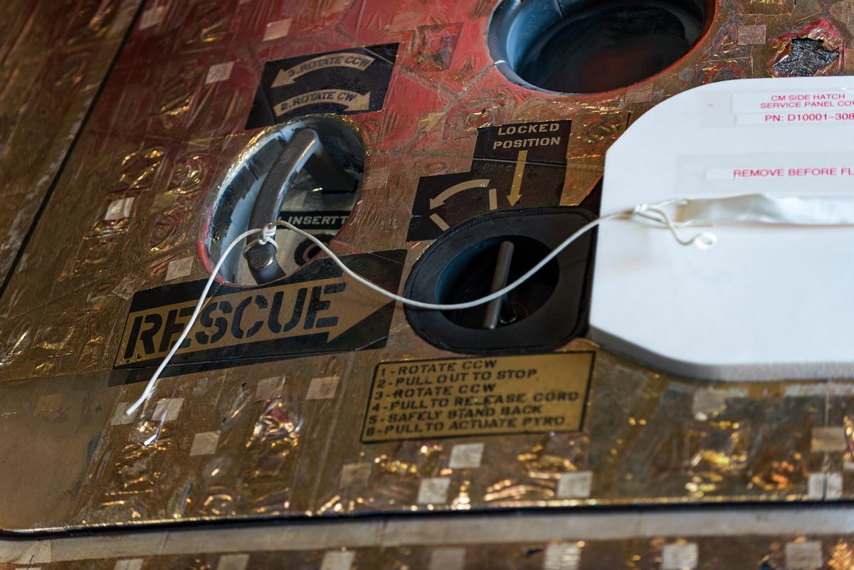 La cápsula espacial Orion se exhibe en la cubierta de pozo del USS John P. Murtha en San Diego, California, EE. UU. La cápsula espacial Orion se exhibe en la cubierta de pozo del USS John P. Murtha en San Diego, California, EE. UU.