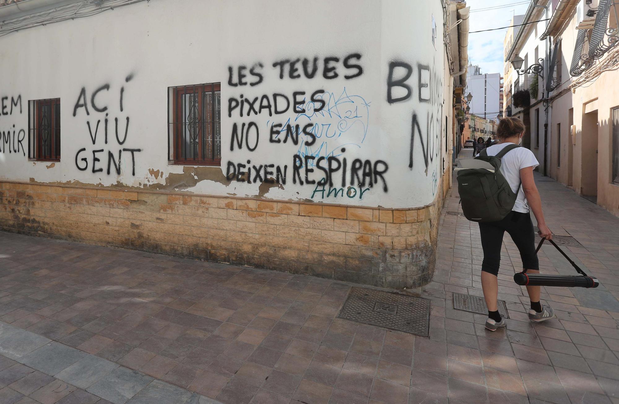 Benimaclet amanece con pintadas en contra de los botellones