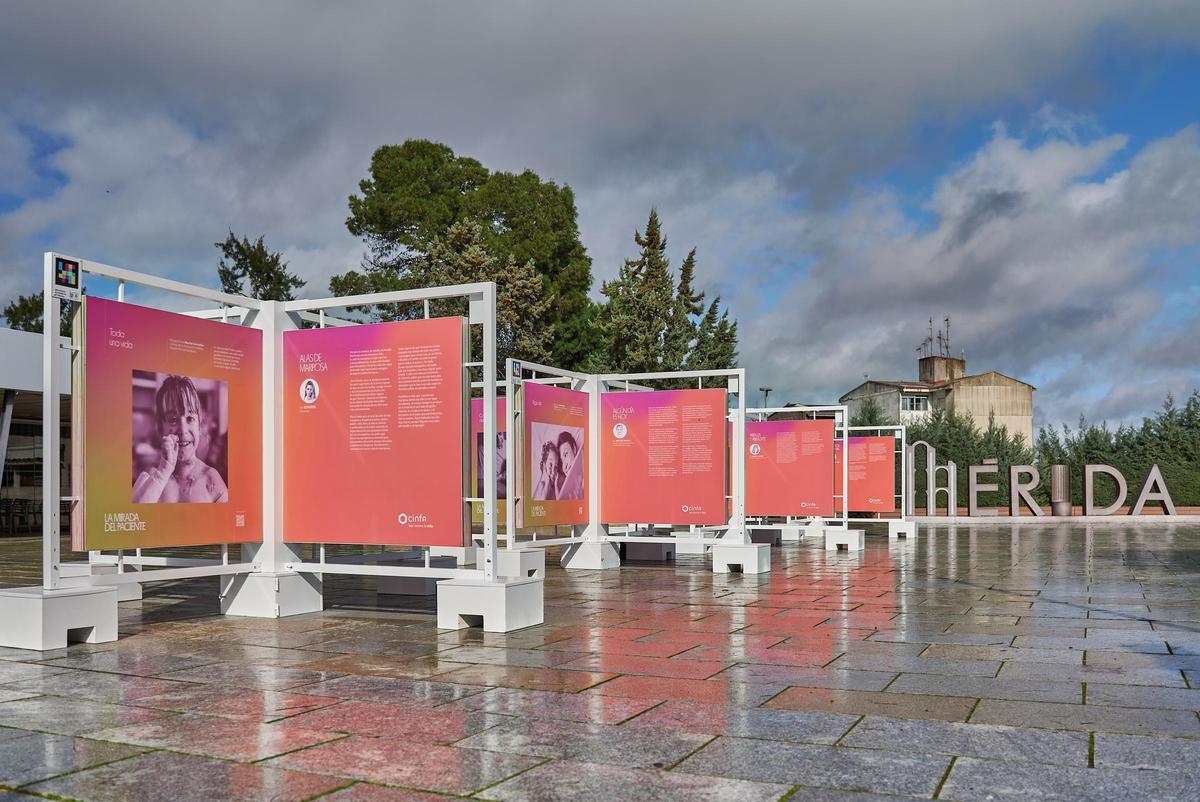 Exposición 'La mirada del paciente', en la plaza Margarita Xirgu de Mérida.