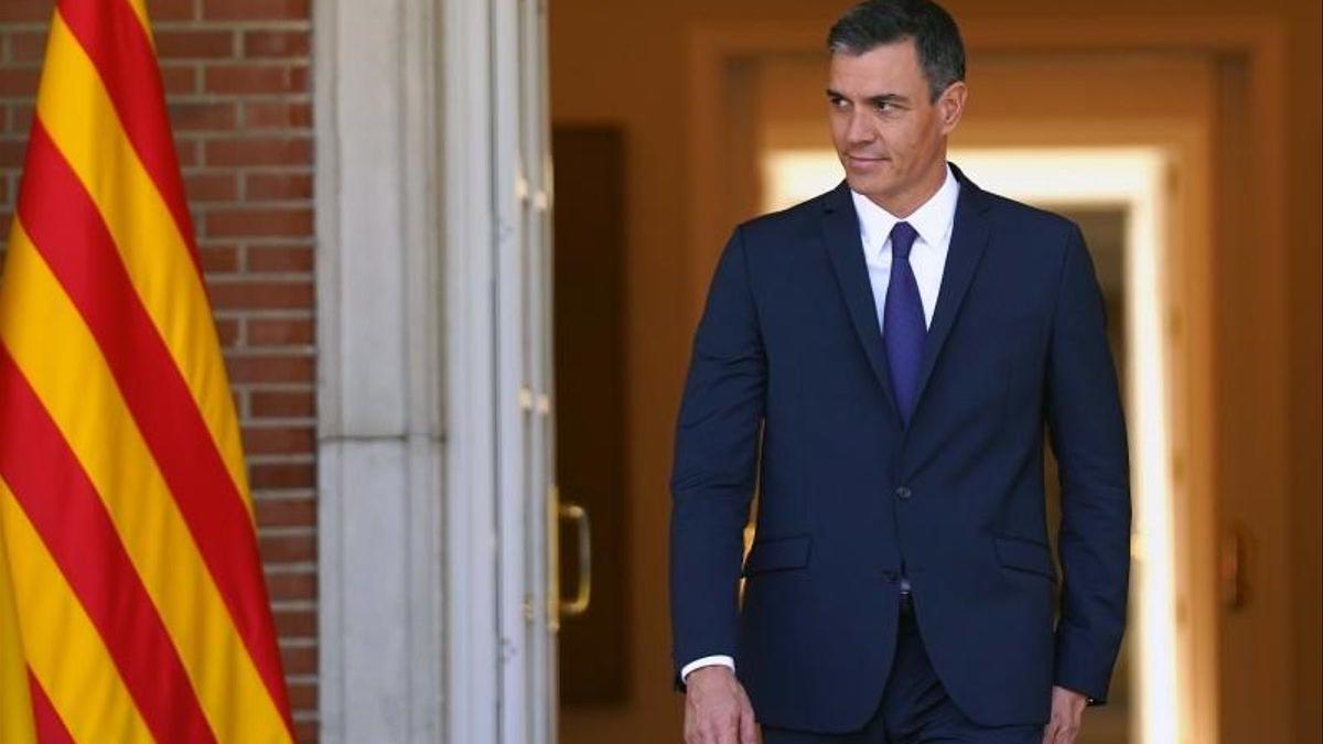 El presidente del Gobierno, Pedro Sánchez, sale a la escalinata del palacio de la Moncloa para recibir al ’president’ de la Generalitat, Pere Aragonès, el pasado 15 de julio de 2022.