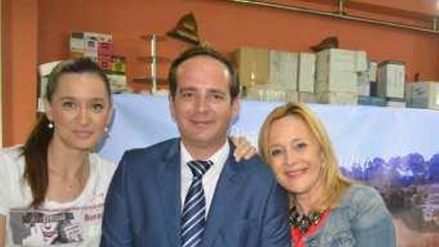 Elisa Pérez de Siles y Mariví Romero, con Eduardo Gallardo.