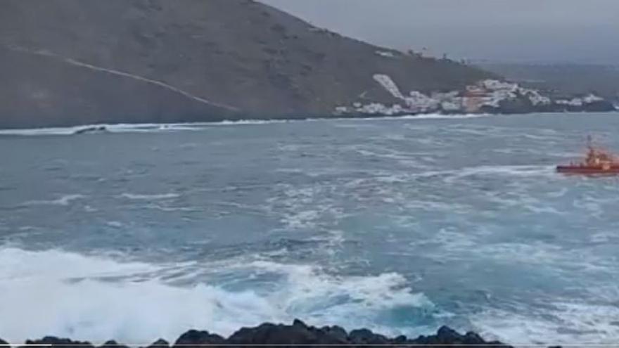 Uno de los barcos que colabora en el dispositivo de búsqueda del hombre desaparecido el sábado en la costa de Tenerife. | | LP/DLP