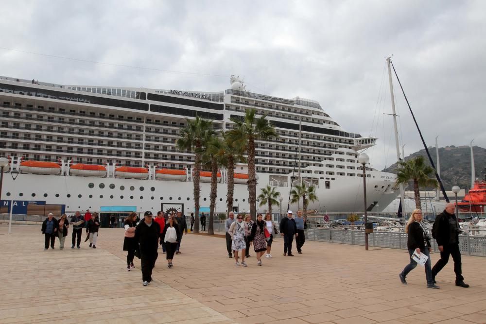 Escala del crucero MSC Fantasía en el puerto de Cartagena