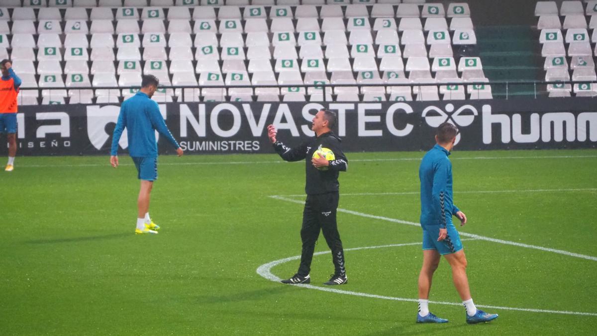 Sergi Escobar podría dar entrada en el once a jugadores como Marc Mateu y Jonatan Soriano.