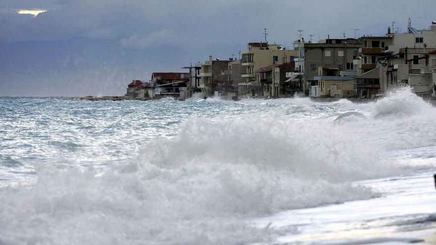 Olas acercándose a edificios residenciales en la ciudad costera de Derveni, en Grecia. |   // ORESTIS PANAGIOTOU