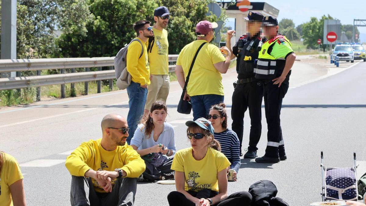 Dos agents conversant amb alguns manifestants del tall a la C-16 del passat 14 de maig