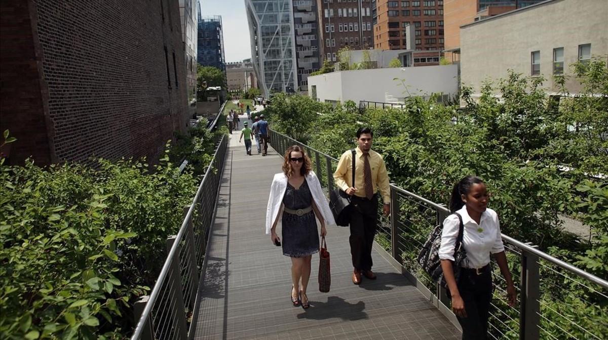 Una imagen del High Line de Nueva York, una antigua línea férrea elevada reconvertida en parque.