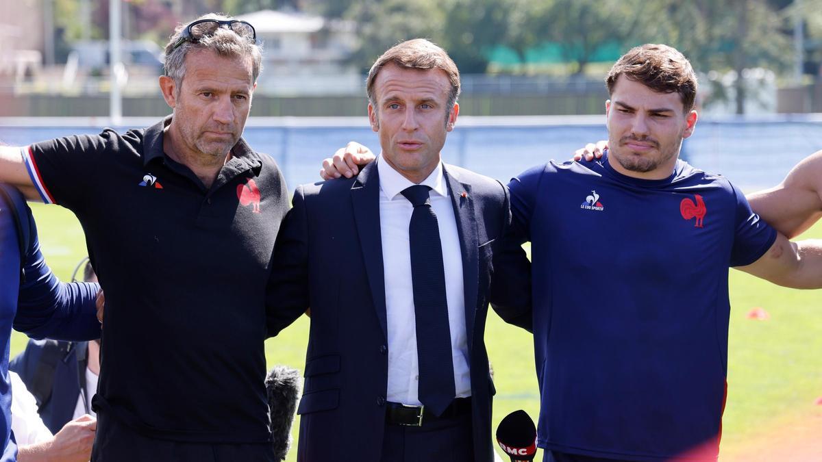El presidente francés Emmanuel Macron junto al seleccionador Fabien Galthie (izq.) y el capitán Antoine Dupont