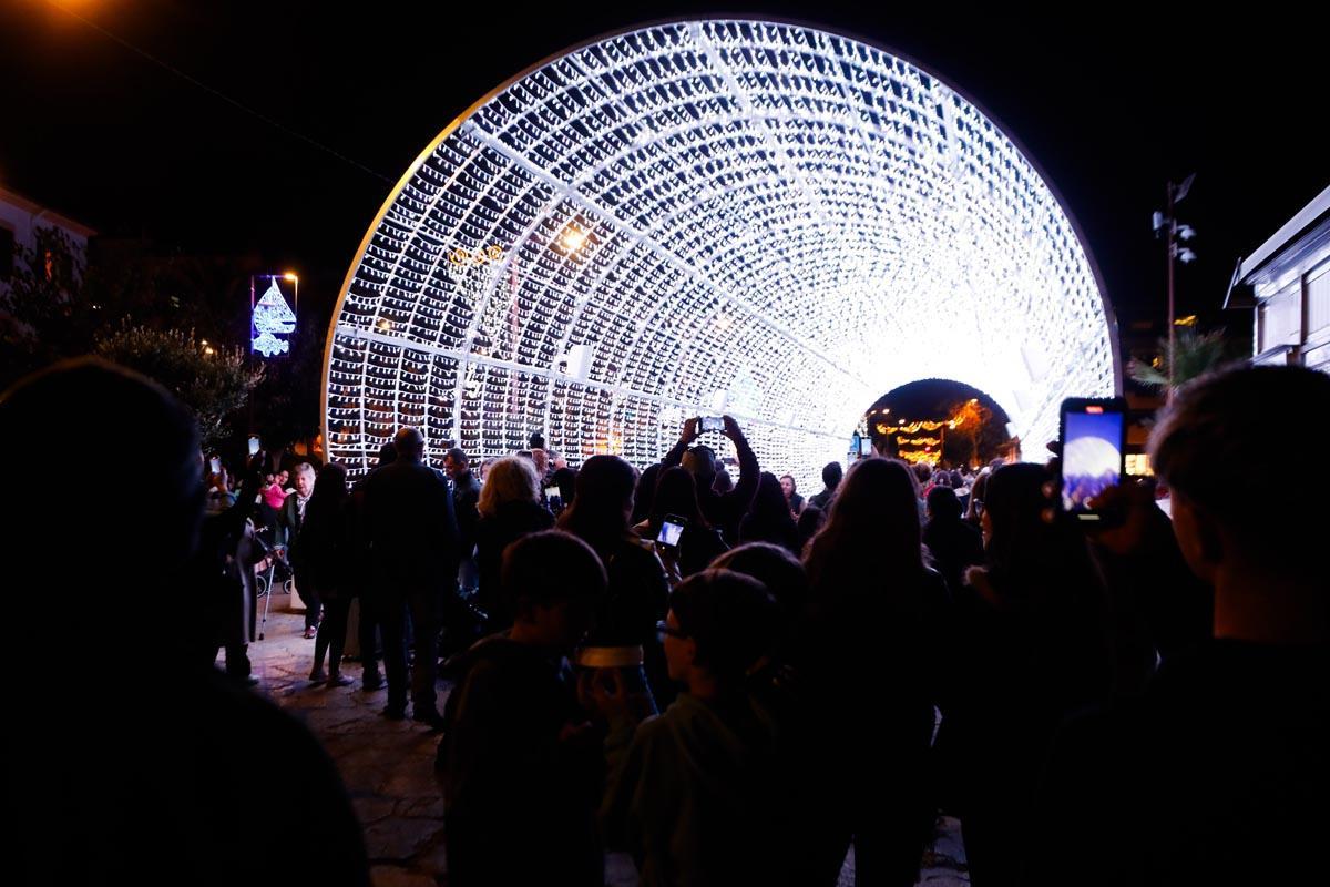 Galería: Juegos y risas en el túnel de luces del puerto de Ibiza