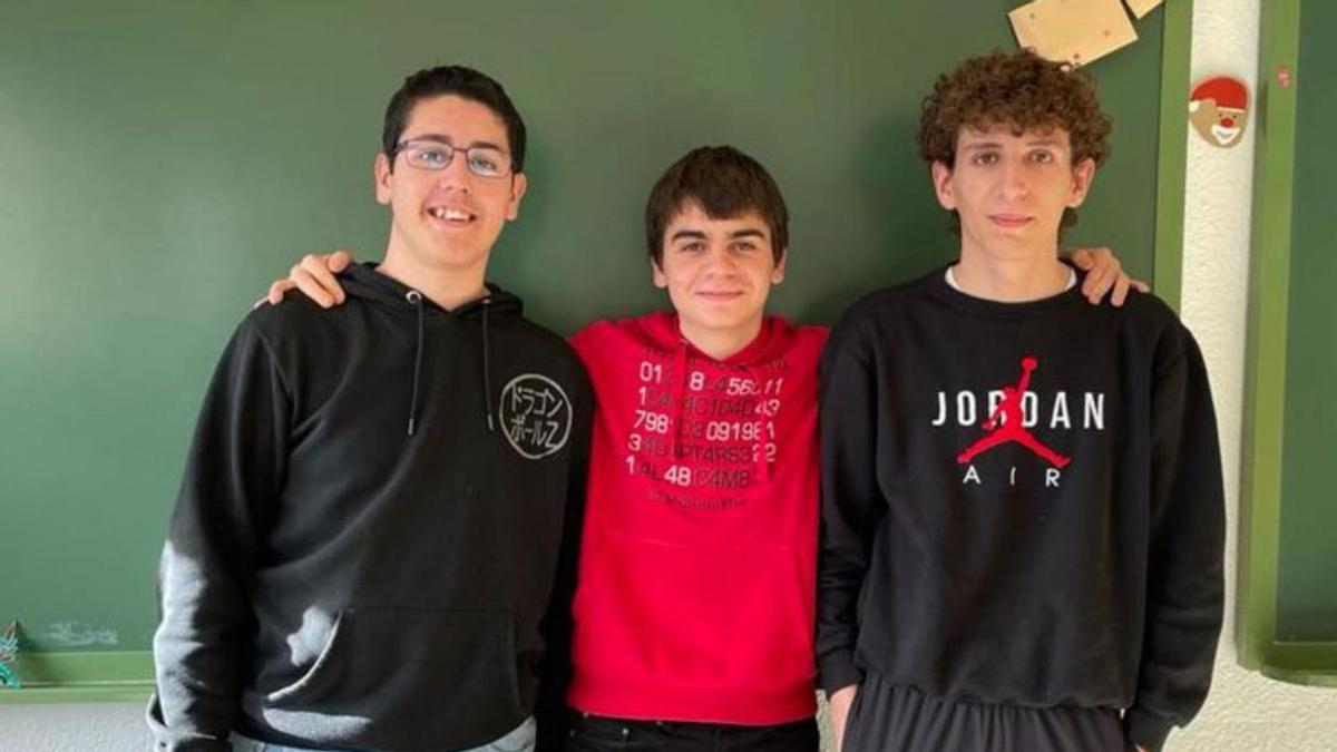 Los tres alumnos del González Allende que asistirán a la prueba. | Cedida