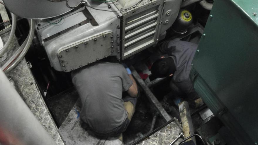 Profesionales de Coterena durante las labores de mantenimiento de un barco.