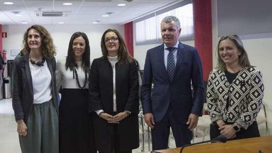 Por la izquierda, Gabriela Uriarte, Raquel Villa, Carmen Álvarez, Belarmino Feito y María Calvo, ayer, en la sede de FADE en Oviedo.