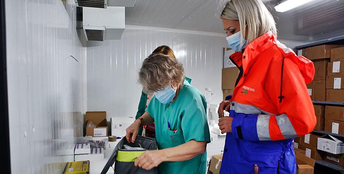 Reparto de viales | Manoli prepara la nevera para Isabel, antes de partir hacia La Carlota.