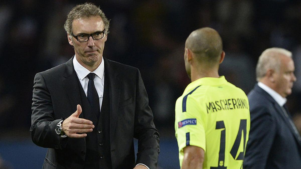 Mascherano saluda a Blanc tras el primer partido que enfrentó al Barça y al PSG en la fase de grupos de la Champions