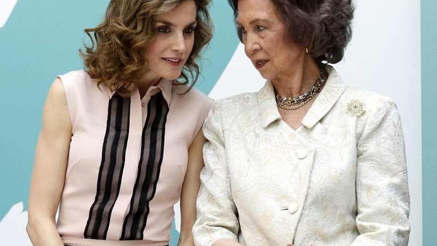 Doña Sofía y la reina Letizia, ayer, en el acto de la FAD.