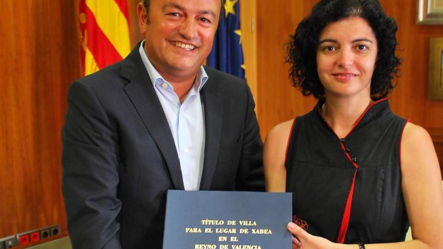Consuelo Femenia, junto al alcalde de Xàbia, José Chulvi.