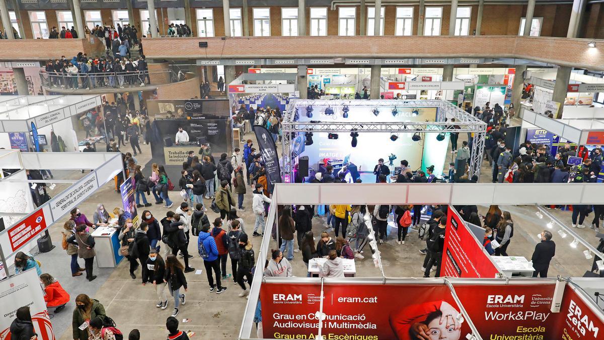 Diversos estudiants visiten els expositors de l'ExpoJove de Girona en l'edició del 2022.