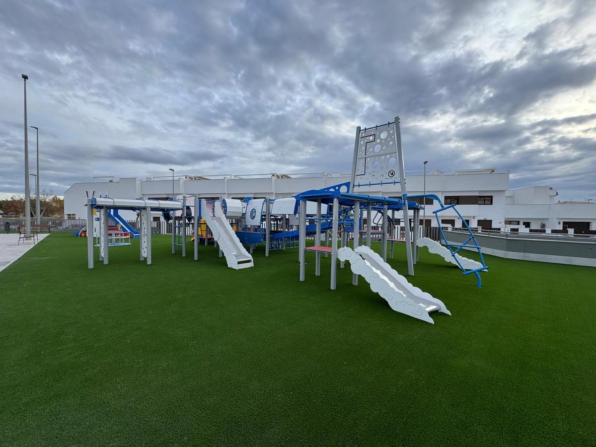 Juegos infantiles instalados sobre la plaza resultante del derribo de La Paloma