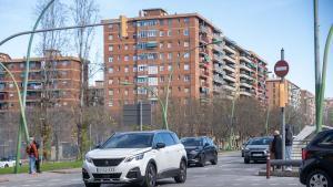 Barcelona i Madrid poden perdre fins a 8.000 i 41.000 places d’aparcament per l’augment de la mida dels  cotxes