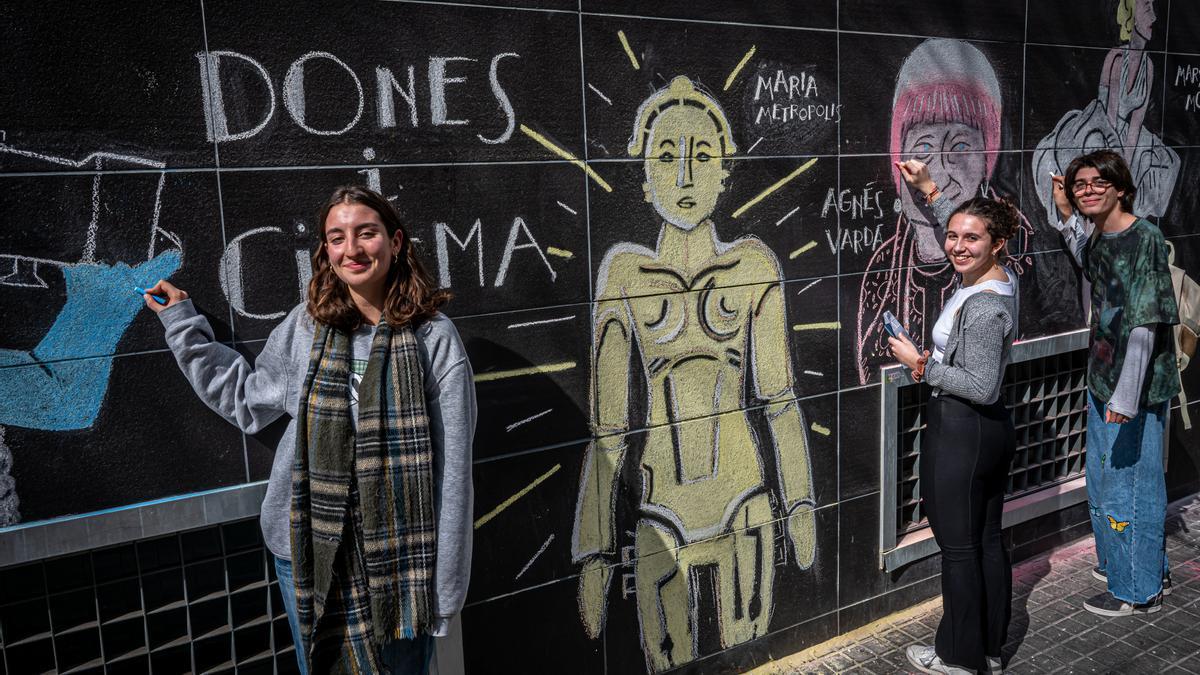 Alumnos del Instituto Poeta Maragall de Barcelona, hacen un mural sobre mujeres y cine a la fachada del edificio