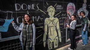 Alumnos del Instituto Poeta Maragall de Barcelona, hacen un mural sobre mujeres y cine a la fachada del edificio