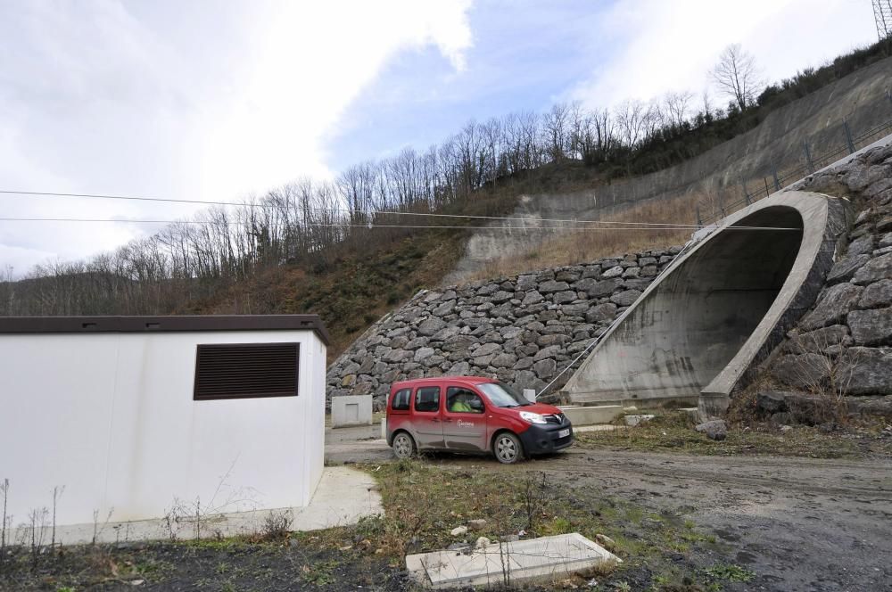 Actividad en los túneles de Sotiello en las obras de la variante ferroviaria de Pajares.