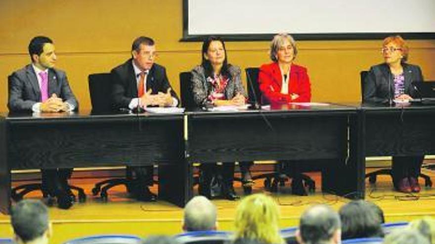 Luis Rodríguez, Herminio Sastre, Susana López Ares, Zulima Fernández y María Teresa González, ayer, en el campus del Milán.