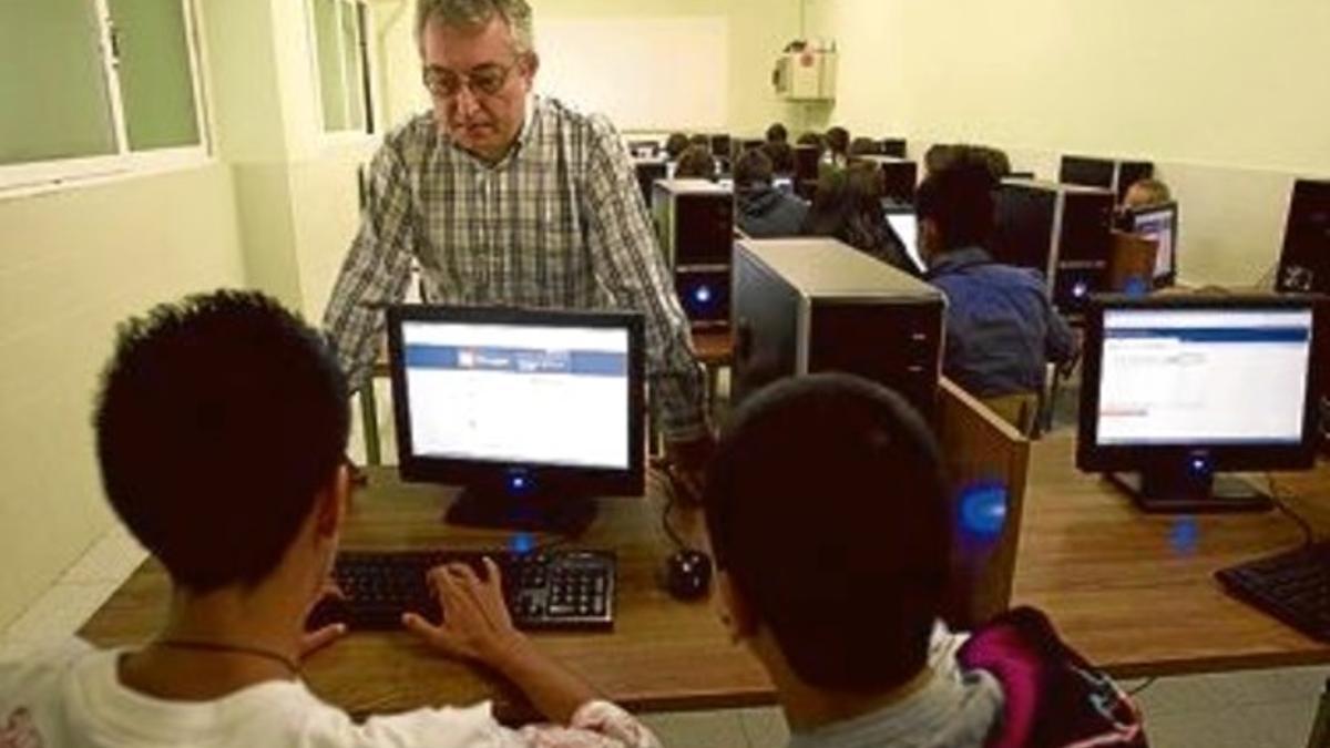 Dos alumnos del colegio Amor de Dios acceden a una web para crear blogs en la clase de Informática.