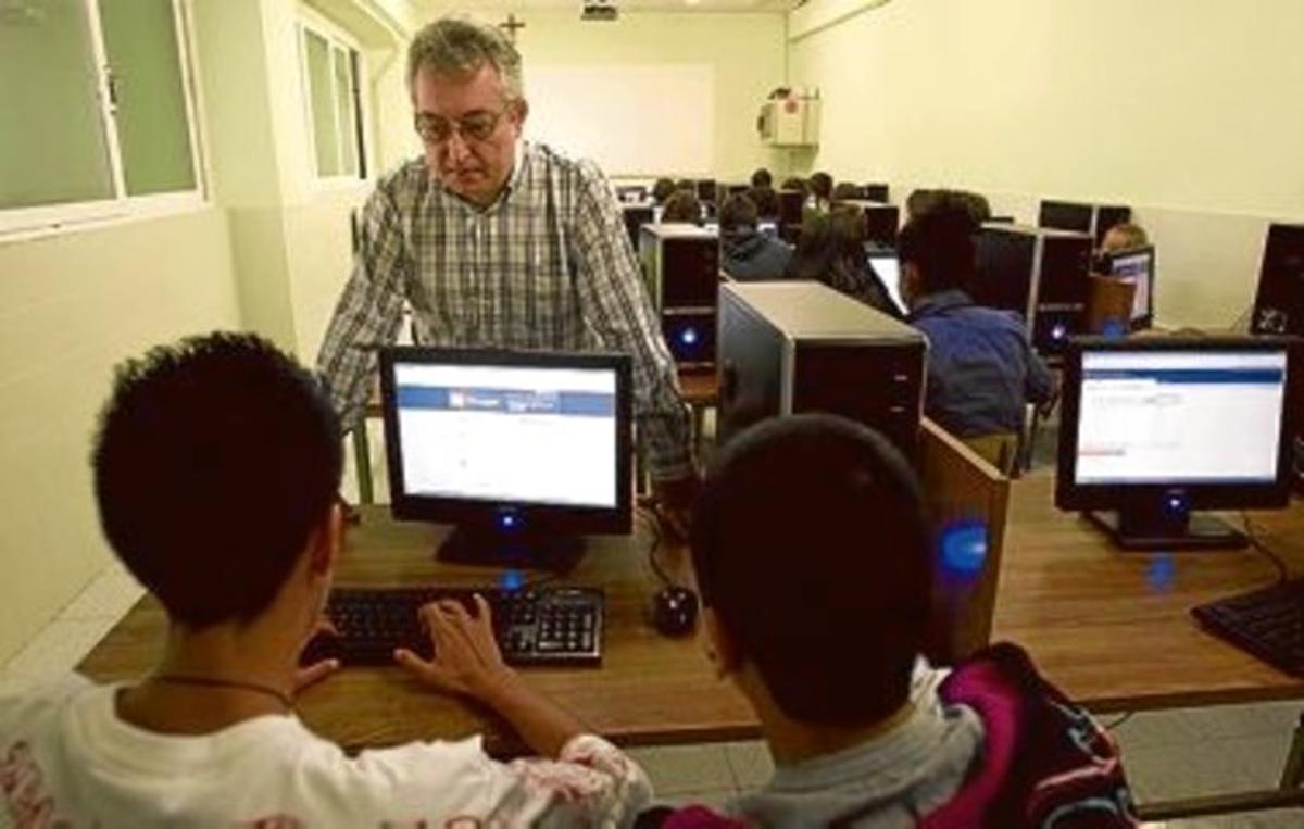 Dos alumnes del col·legi Amor de Dios accedeixen a una web per crear blocs a la classe d’Informàtica. Dos alumnes del col·legi Amor de Dios accedeixen a una web per crear blocs a la classe d’Informàtica.