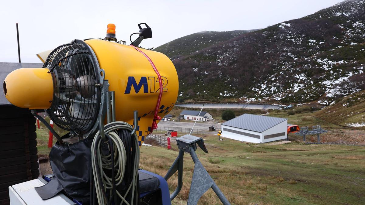 Un cañón de nieve, en la zona baja de Pajares, el lunes.