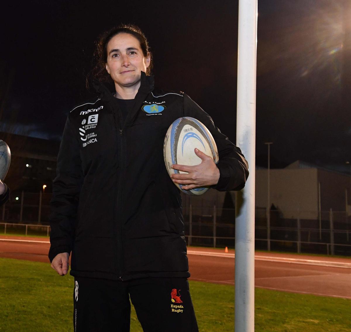 Helen Roca, con el balón de rugby