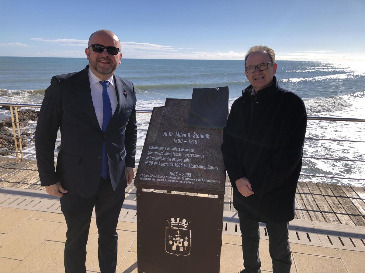 Tomaga visitó la placa dedicada a Stefánik, que puede verse en la plaza Vista Alegre de Alcossebre.