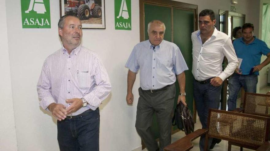El presidente de Asaja en Castilla y León, Donaciano Dujo (izquierda), en un acto al que asistió ayer en Salamanca.