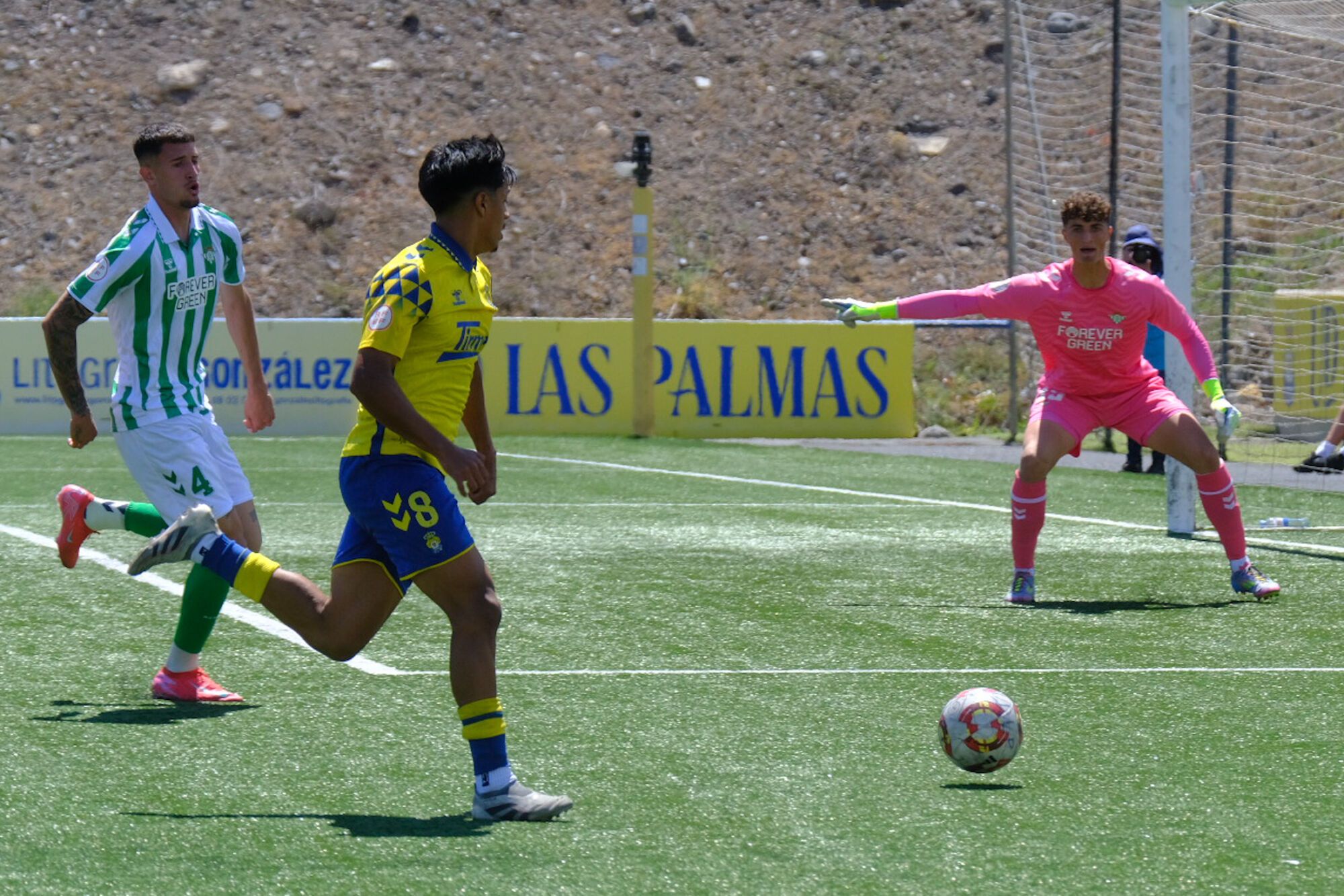Partido de ida de cuartos de final de la Copa de Campeones entre la UD Las Palmas y el Real Betis.