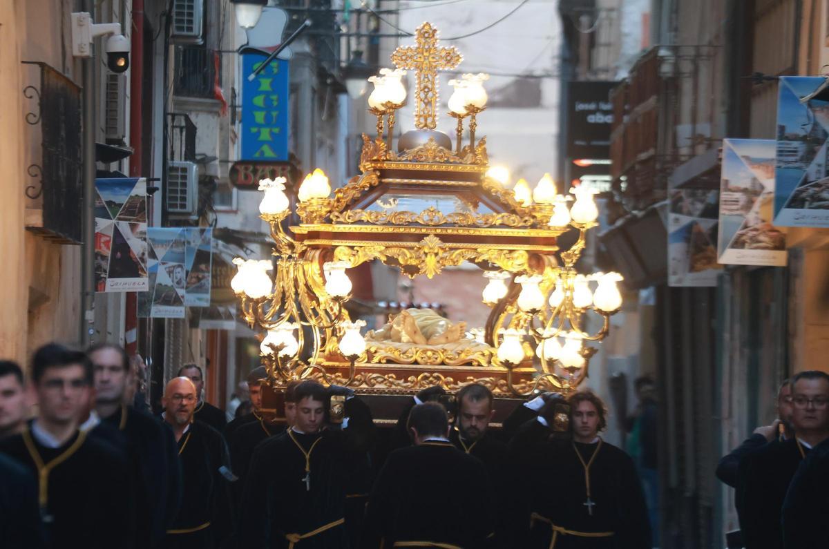 La procesión del Santo Entierro de Cristo  resume de forma especialmente intensa ese carácter propio que caracteriza a la Semana Santa oriolana.