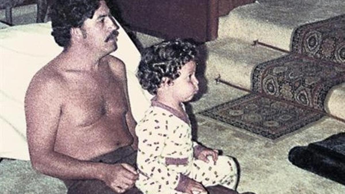 Pablo Escobar, con su hijo Sebastián Marroquín, en una imagen de archivo. 