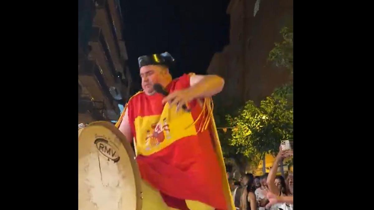 Es viralitza la caiguda de Juan «El Mákina» en plena celebració d’Espanya al Mundial