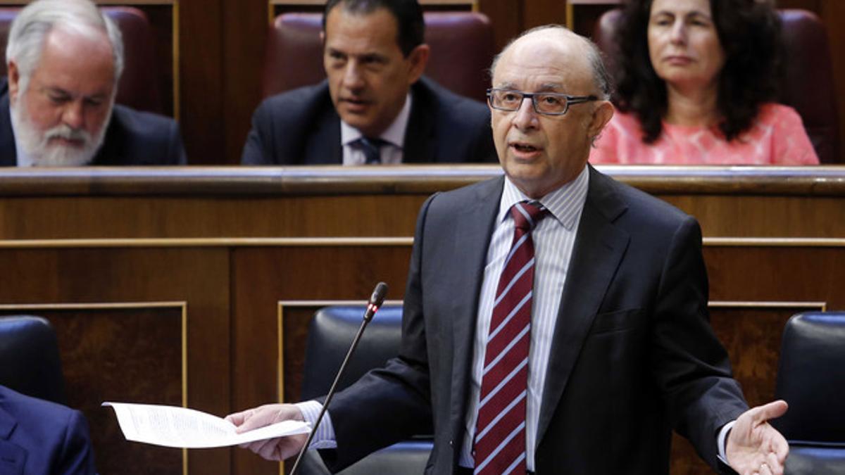 El ministro de Hacienda, Cristóbal Montoro, durante un pleno del Congreso, el pasado 28 de mayo.