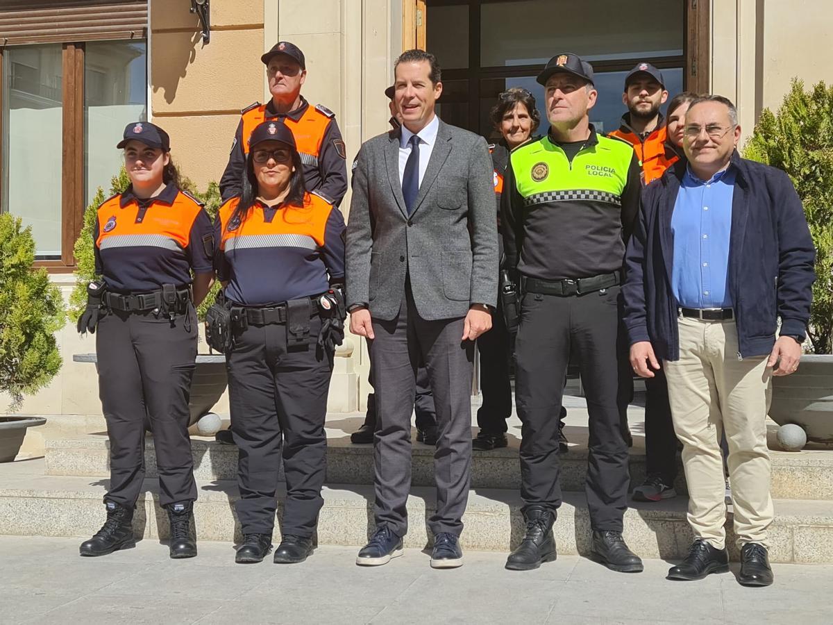 Las nuevas jefa y subjefa de Protección Civil Elda con el alcalde, el comisario de la Policía Local, el concejal de Seguridad Ciudadana y varios comnpañeros.