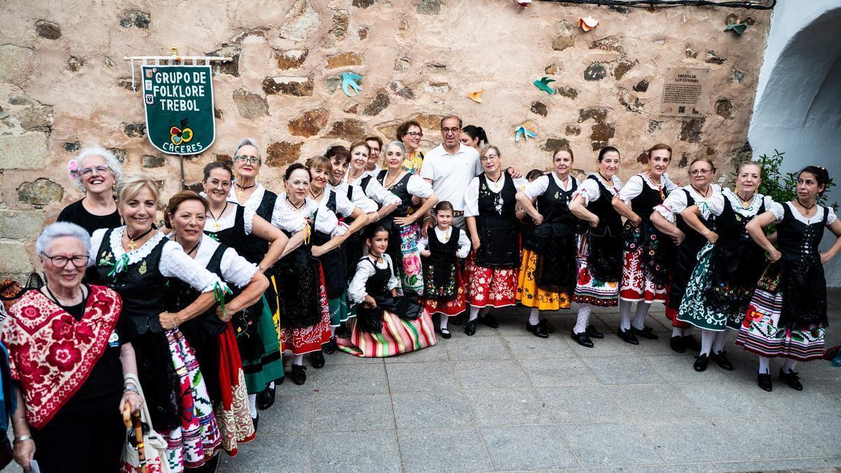 Vídeo | El grupo Trébol baila a San Antonio a la salida de la ermita en Cáceres