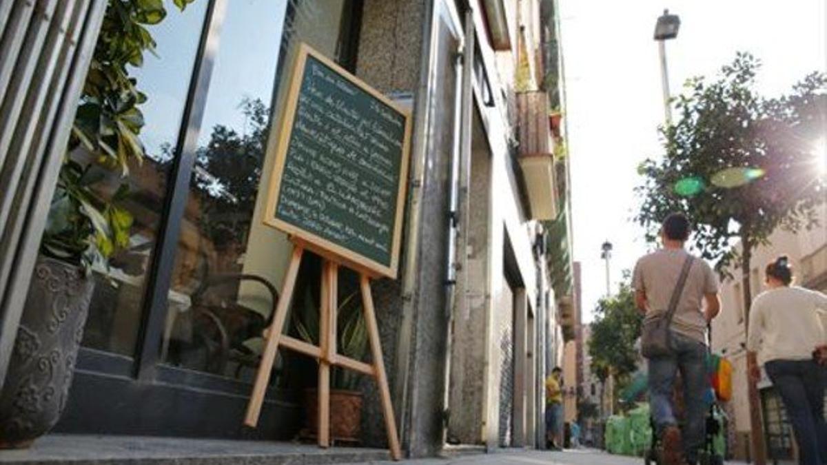 La pizarra multada de la librería Nollegiu, ahora pegada a la ventana del local.