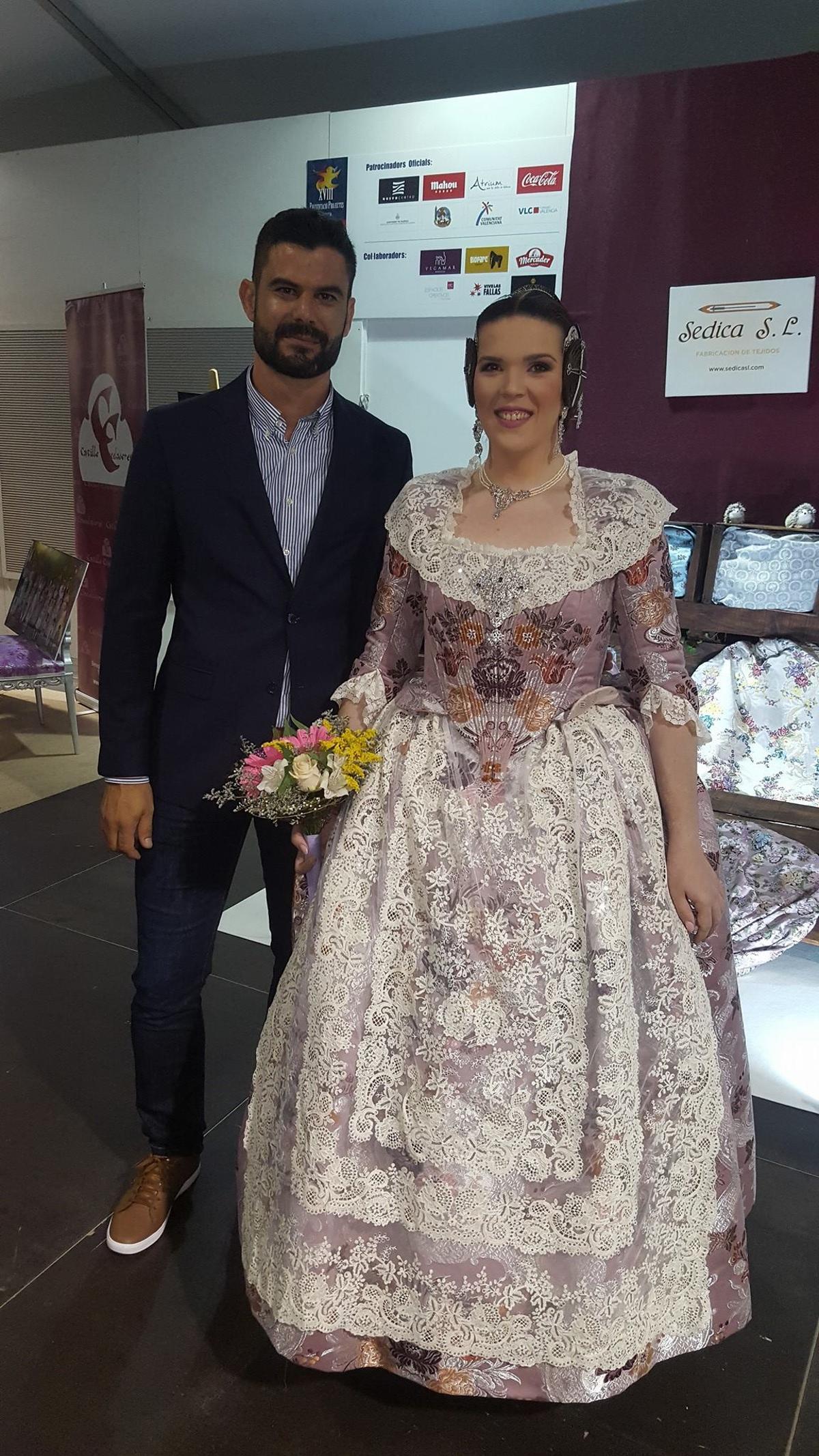 Belén Blasco Raimundo, fallera mayor 2018, fondo Pink tramado con tonos ocres, burdeos, marrones y plata Belén Blasco Raimundo, fallera mayor 2018, fondo Pink tramado con tonos ocres, burdeos, marrones y plata