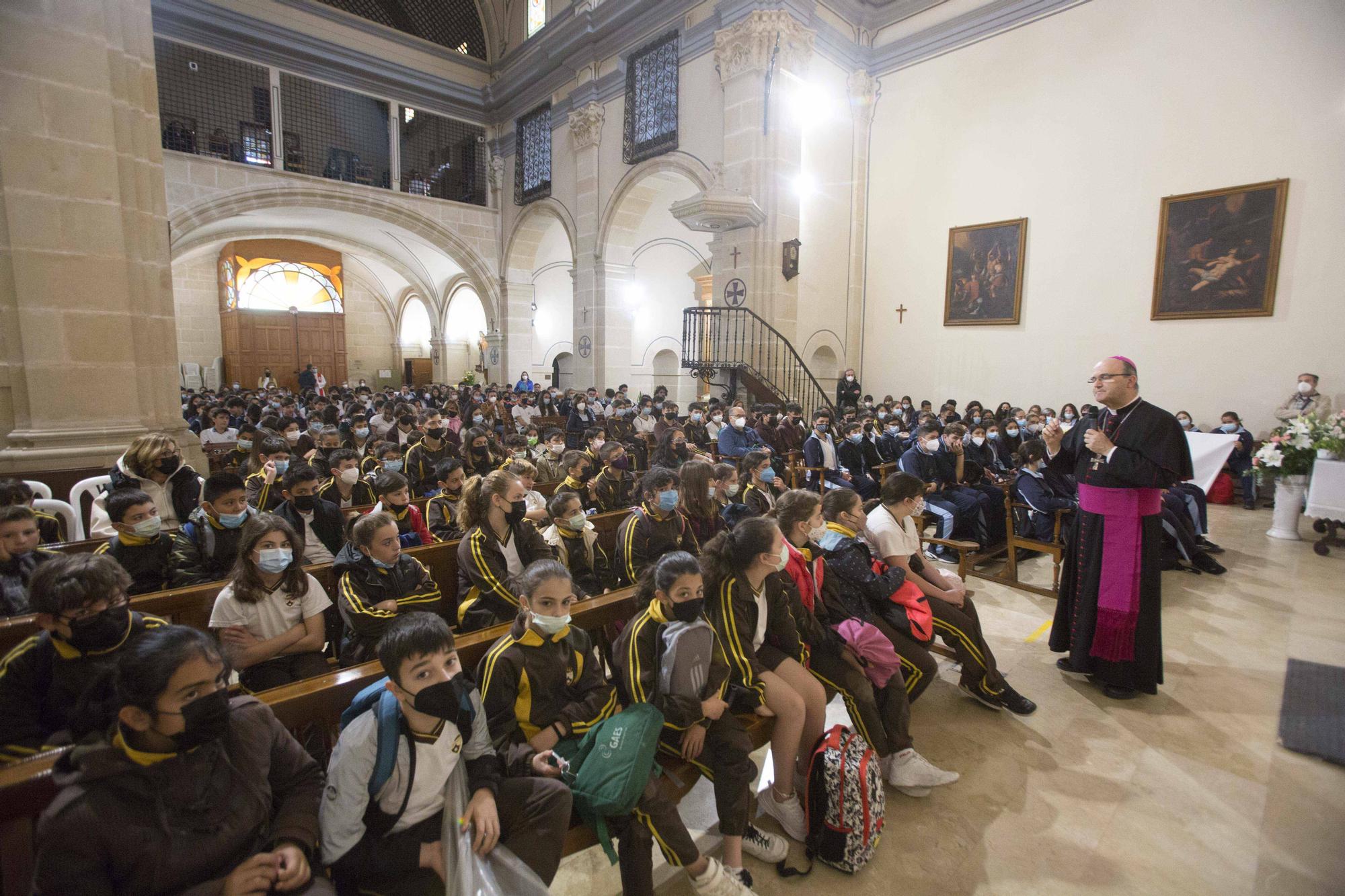 El obispo José Ignacio Munilla recibe a los niños en la Peregrina Escolar de Santa Faz