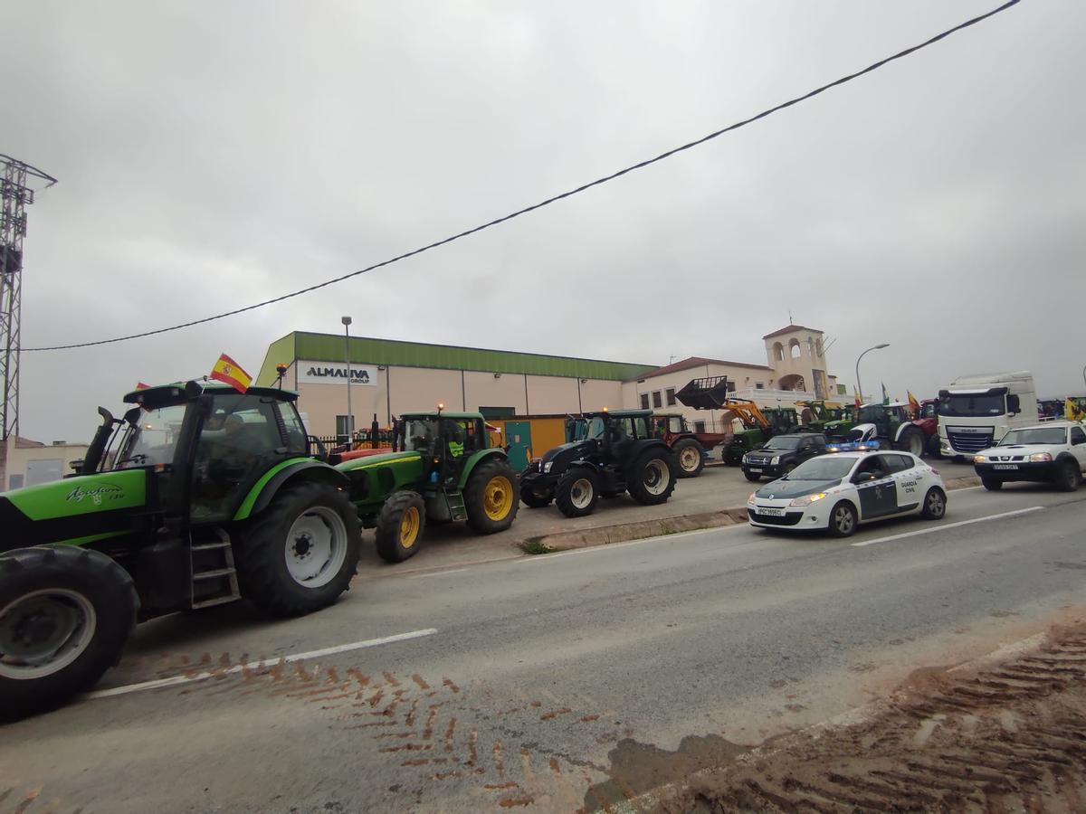 Reagrupamiento de tractores en Bujalance antes de partir hacia El Carpio.