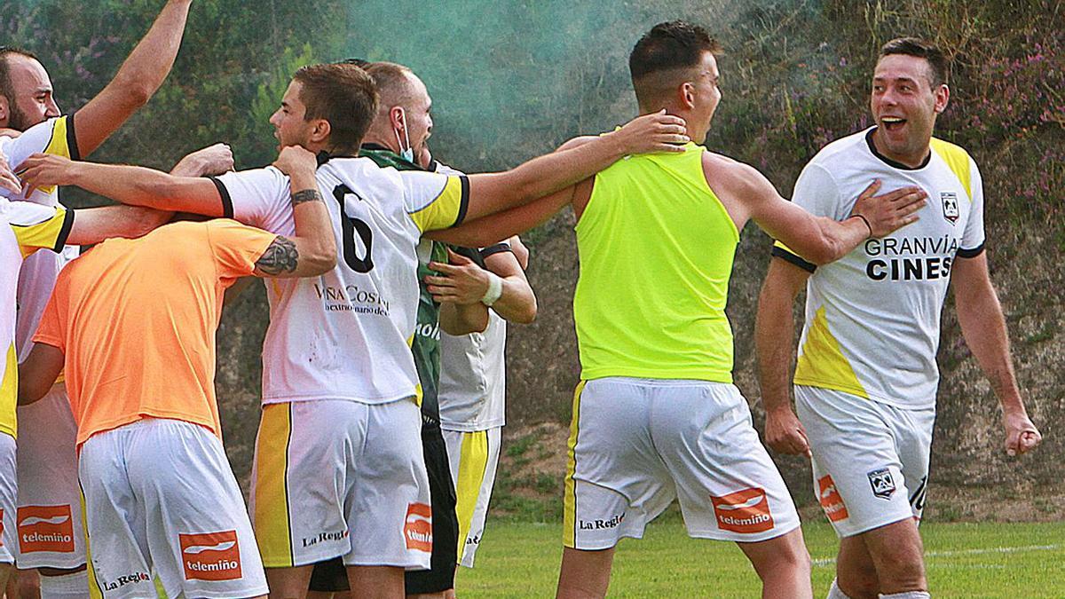 Luchi, a la derecha, durante la celebración del ascenso a la 3ªRFEF en A Queixeira. |  // IÑAKI OSORIO