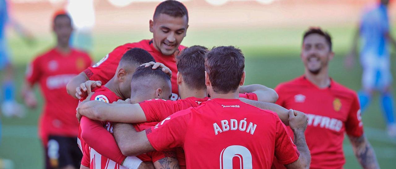 Los futbolistas del Mallorca celebran con Dani el primer tanto del partido frente al Lugo.