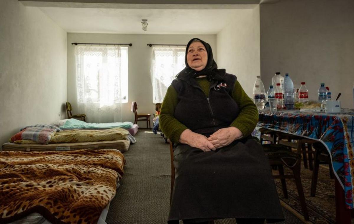 Una anciana en silla de ruedas a su llegada a Rumanía. | JAVI PAREJO