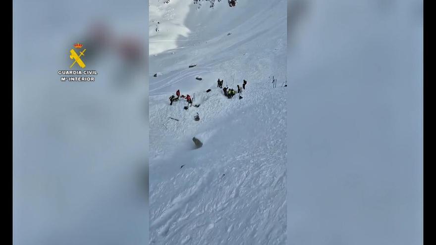Una unitat aèria de la Guàrdia Civil pentinant la zona del balneari de Panticosa on s'ha produït una allau que ha atrapat sis persones i ha provocat tres morts.