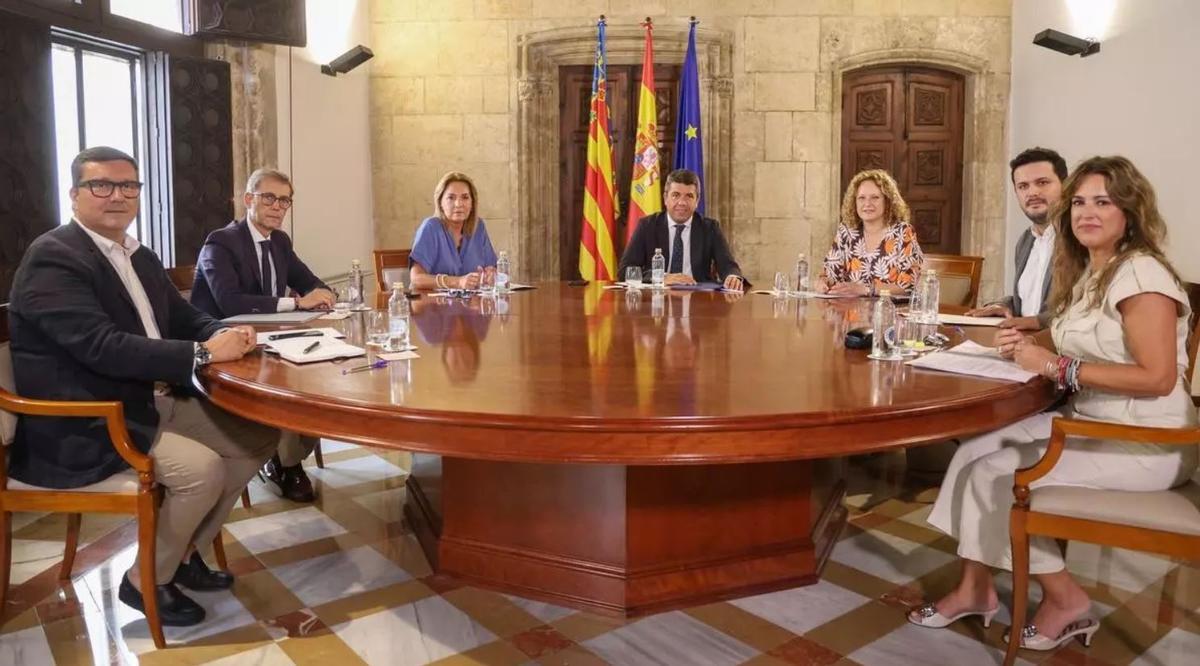 Los alcaldes de Albal y Torrent en la reunión con el entonces president Mazón y Susana Camarero.